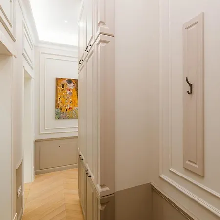 Charming Classic In Center Apartment *